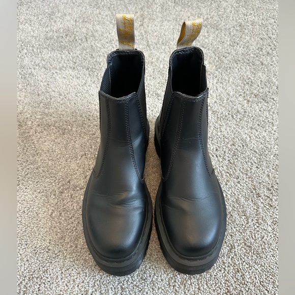 Doc Marten Vegan Black Platform Chelsea Boots Womens 8 Mens 7 Perfect Condition - Picture 1 of 9